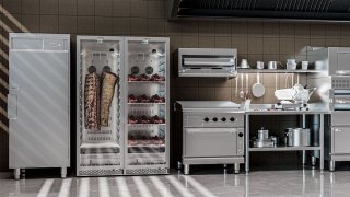 Холодильные шкафы для HoReCa и ритейла: как сделать правильный выбор и не потерять деньги